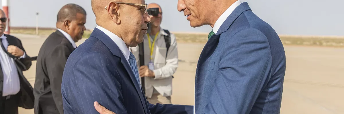 Spanish Prime Minister Pedro Sánchez is welcomed by Mauritanian President Mohamed Ould Ghazouani.